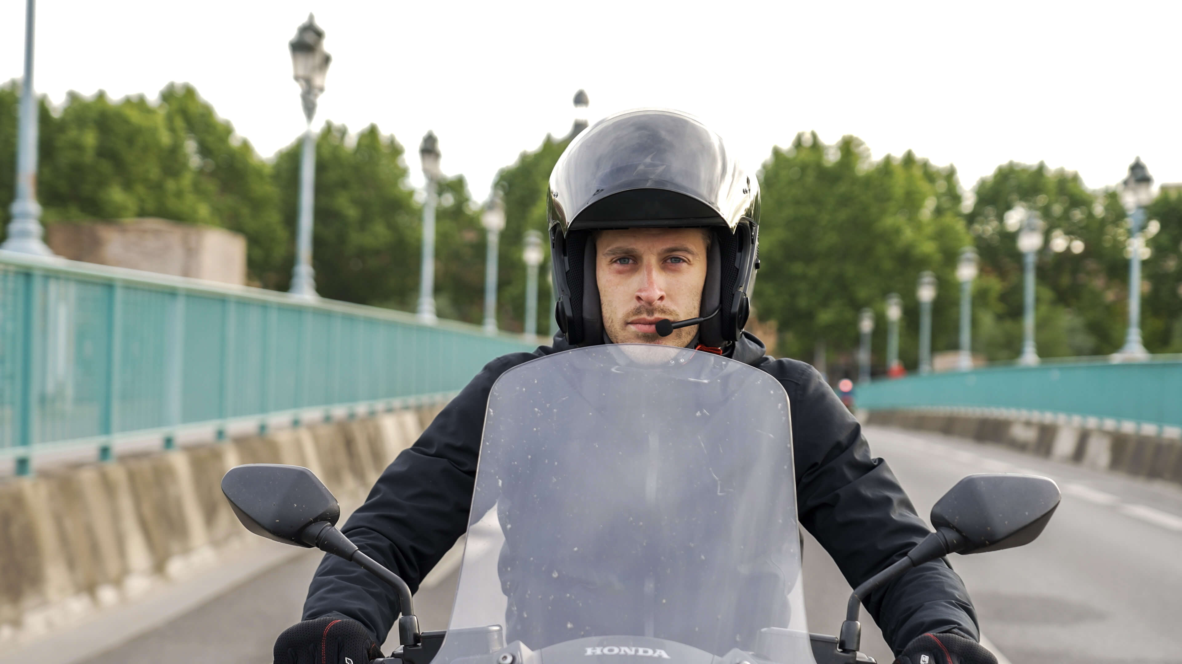 Casque de moto jet noir équipé de l'intercom Sonix R1 d'EyeLights, vue de face