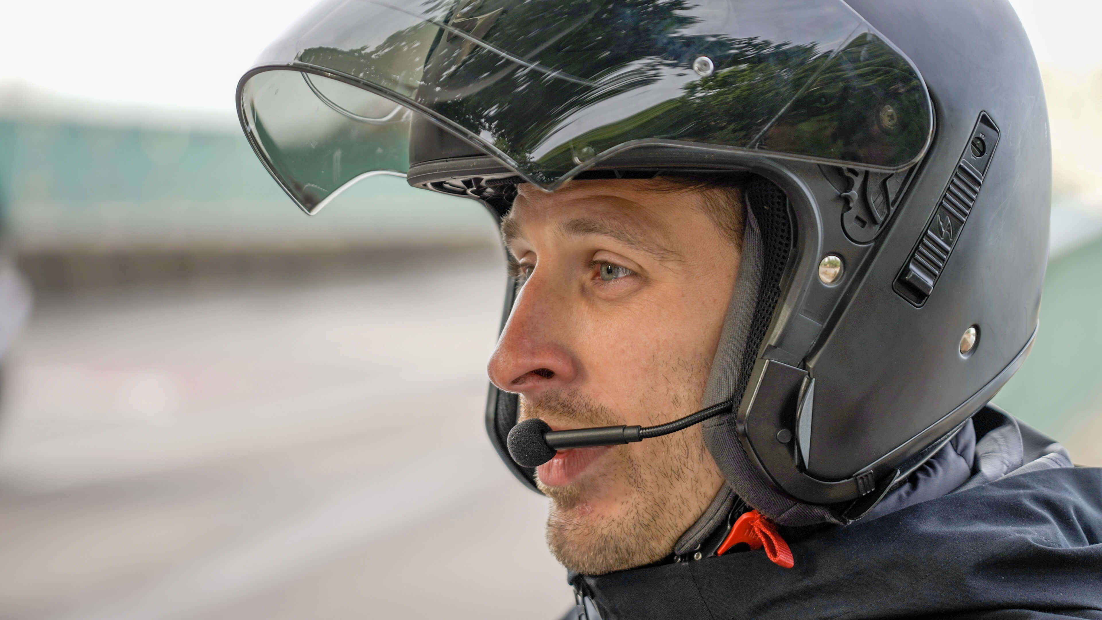 Casque de moto jet noir équipé de l'intercom Sonix R1 d'EyeLights