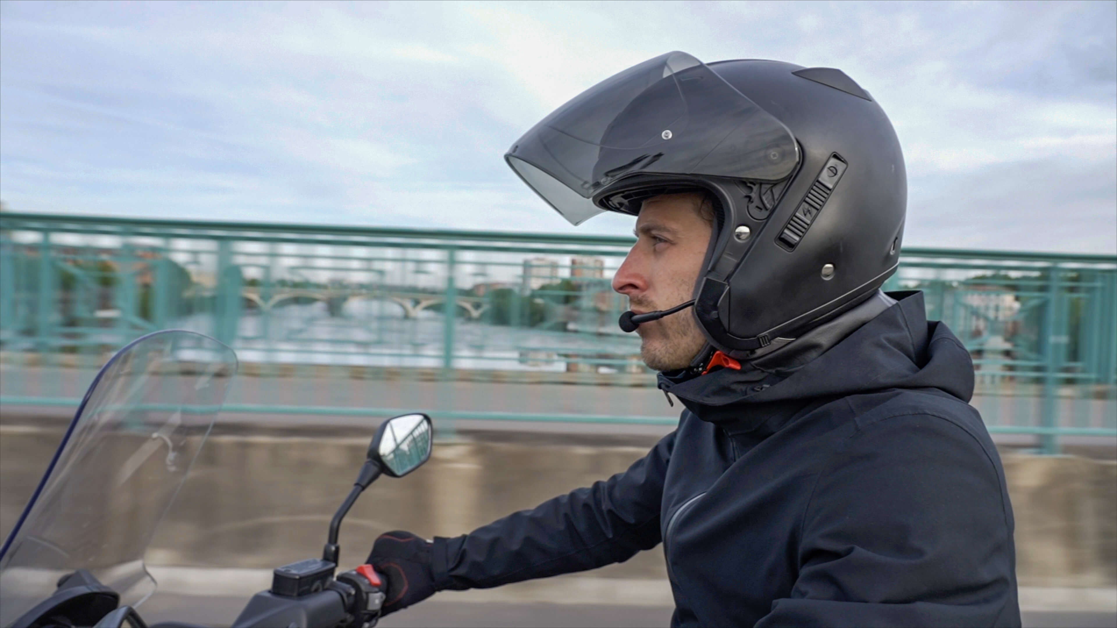 Casque de moto jet noir équipé de l'intercom Sonix R1 d'EyeLights, vue de profile