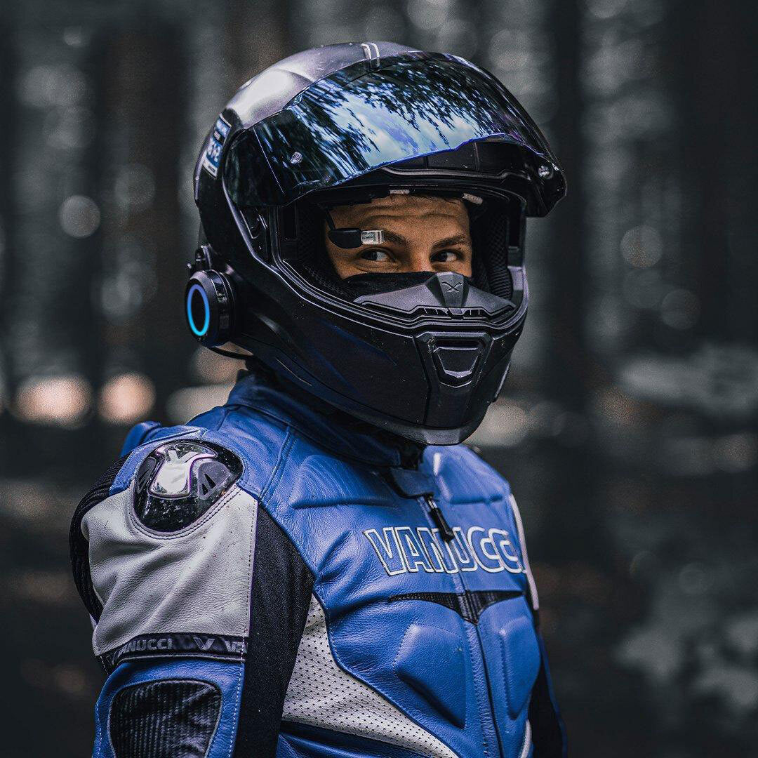 Casque de moto intégral noir équipé du système d'affichage tête haute EyeRide d'EyeLights.